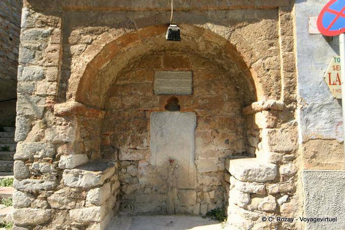 Eine andere alte Brunnen, Nafplion - Griechenland