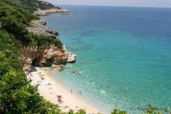 Kleiner Strand zwischen Felsen, Milopotamos Pilion - Griechenland