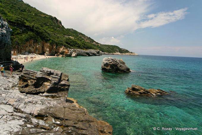 Berge stürzen in das Meer, Milopotamos Pilion - Griechenland