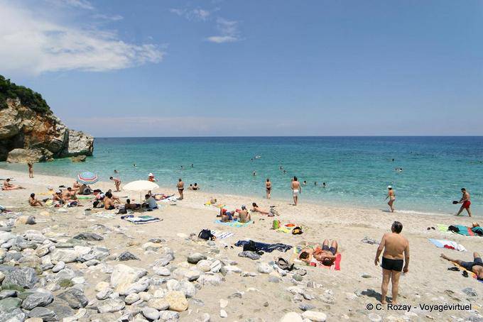 Touristen am Strand Mylopotamos Nome Magnesia, Pilion - Griechenland