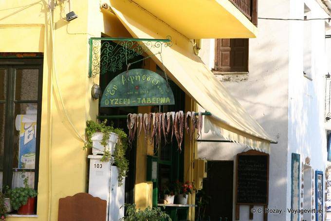 Octopus vor der Ouzeri, Afissos, Pilion - Griechenland