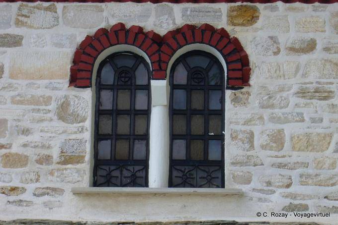 Steinwand und Fensterdekorationen, Pinakates, Pilion - Griechenland