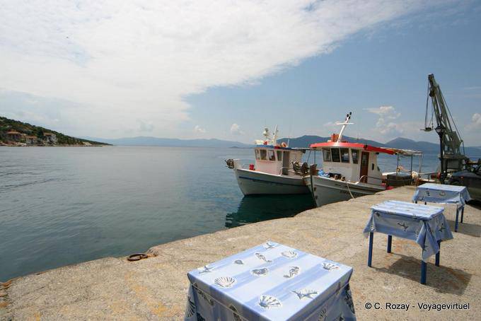 Die Tabellen auf den Hafen, Trikeri Agia Kyriaki - Griechenland