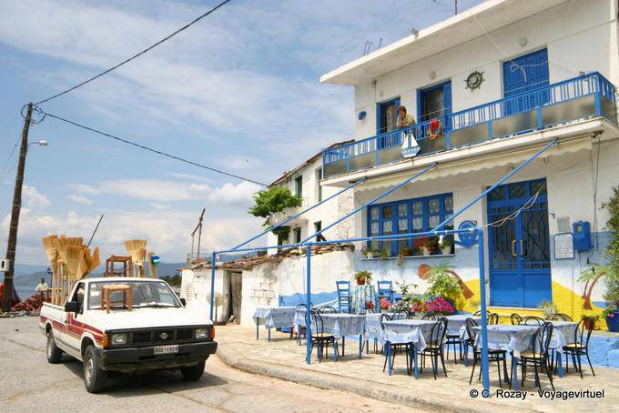 Terrasse und Besen-Verkäufer, Agia Kyriaki - Griechenland
