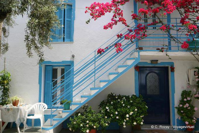 Treppenhaus mit Bougainvillea, Agia Kyriaki - Griechenland