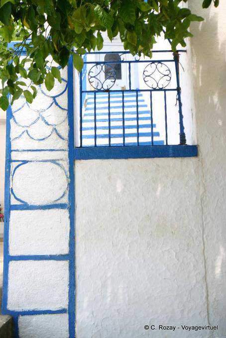 Mauer, Tor und Treppenhaus in Agia Kyriaki - Griechenland
