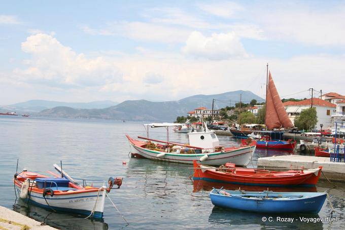 Bunte Boote aus dem Hafen, Trikeri Agia Kyriaki - Griechenland