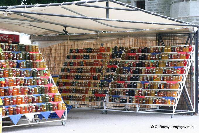 Konserven und Konfitüren auf bunten Stall Vyzitsa, Pilion - Griechenland