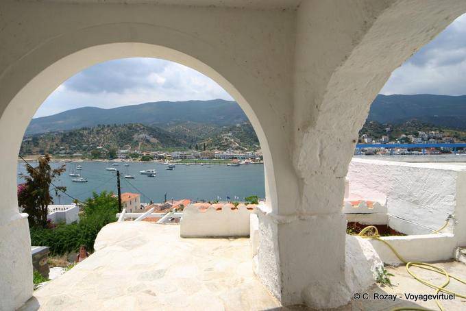 Blick auf den Arkaden in den Wipfeln der Stadt, Poros - Griechenland