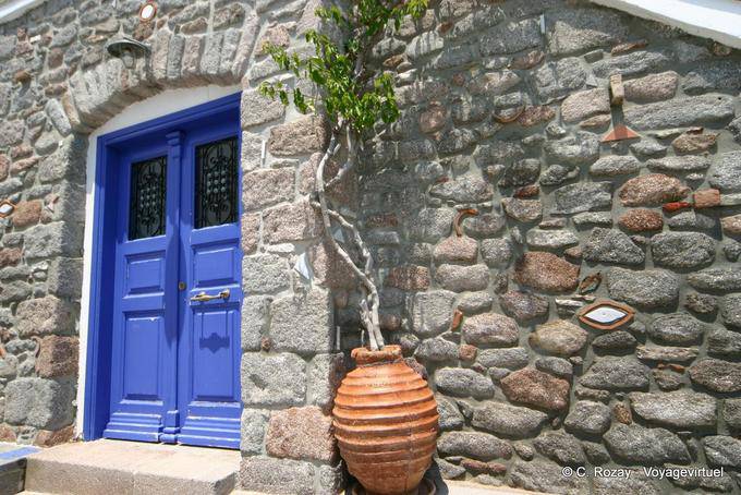Tür und Steinmauer, Poros - Griechenland