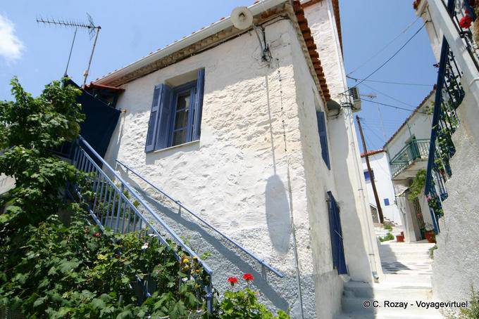 Haus auf der aufsteigenden Höhen der Stadt, Poros - Griechenland