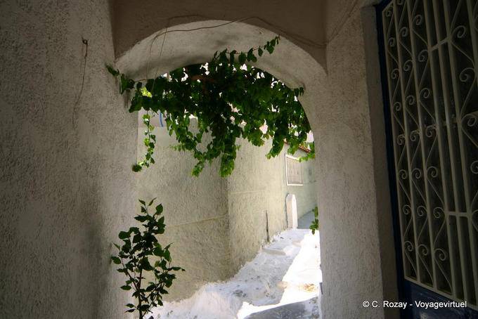 Passage unter Bogen, Poros - Griechenland