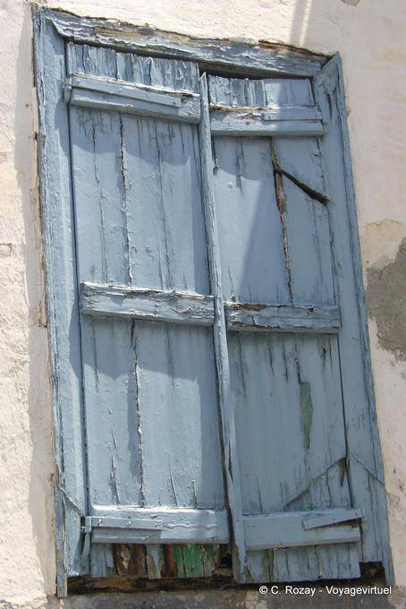 Die verfallenen Fensterläden, Poros - Griechenland