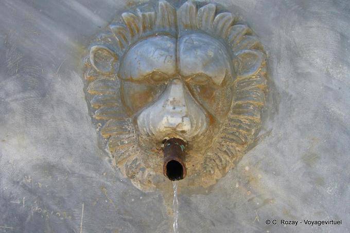 Detail des Brunnens in das Kloster Pigi Zoodochou, Poros - Griechenland