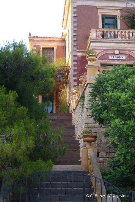 Treppe zum typischen neoklassischen rosa Haus Poros - Griechenland