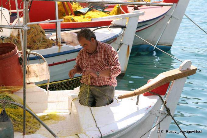 Fisherman flicken Netze, Poros - Griechenland