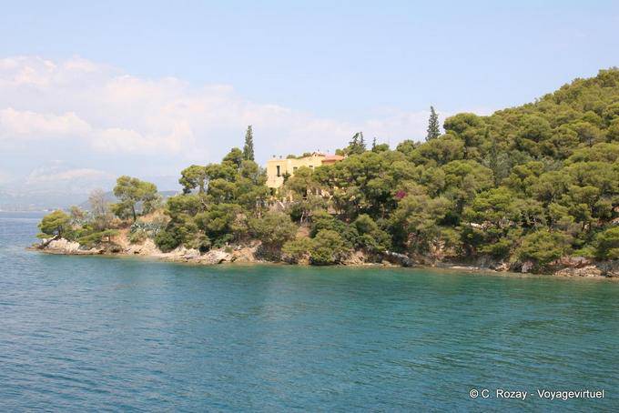 Pins ins Meer stürzenden, Poros - Griechenland