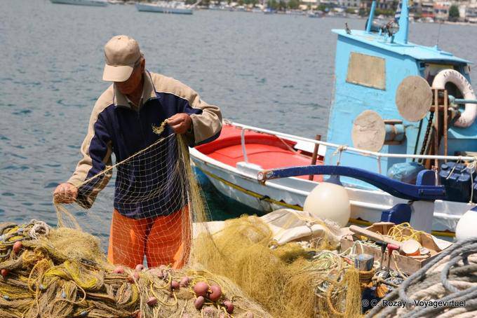 Fischer und Fischernetz in Port Poros - Griechenland