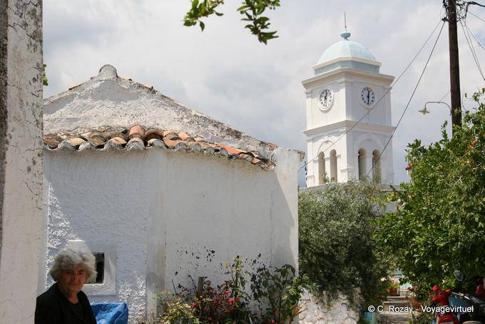 Einwohner und Uhrturm, Poros - Griechenland
