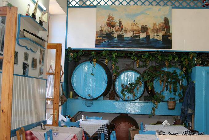 Retsina Fässern in einer Taverne, Poros - Griechenland