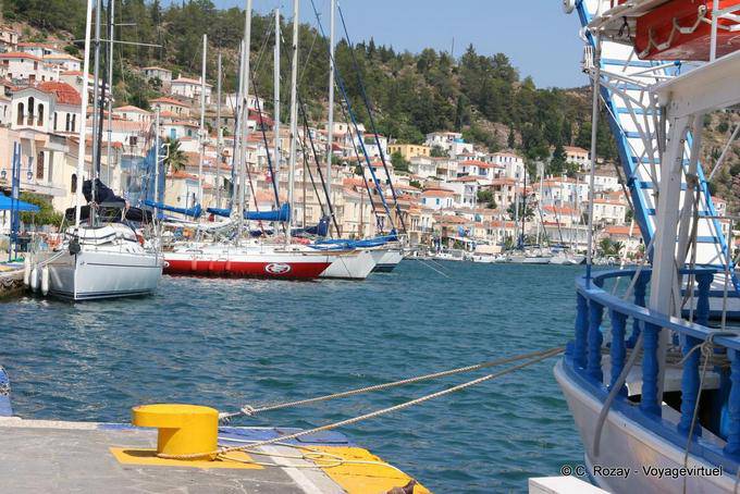Segelboote im Hafen, vor Anker Poros - Griechenland