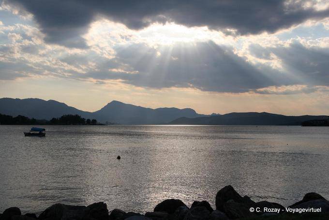 Sun in der Bucht, Poros - Griechenland