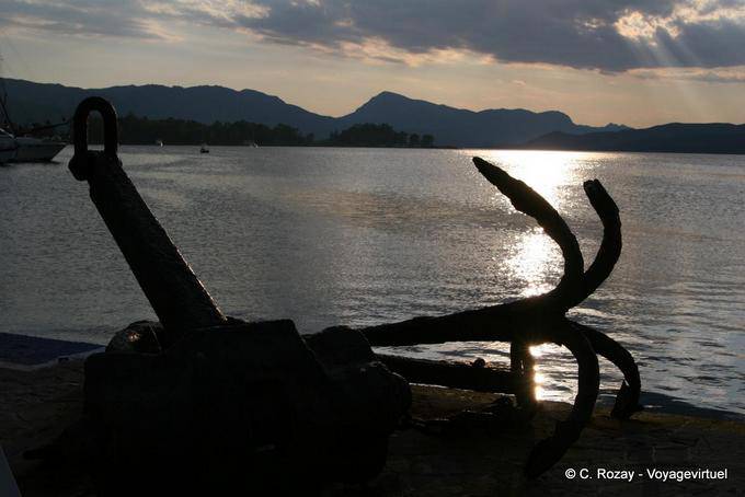 Anchor Bay und Solarreflexion, Poros - Griechenland