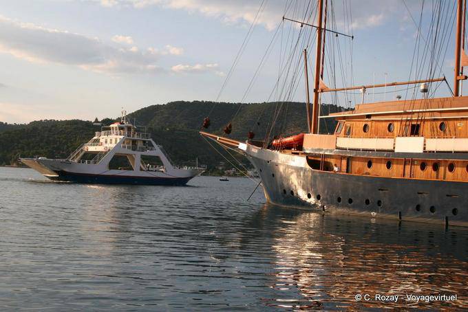 Holz-Schoner und Mini-Fähre Poros - Griechenland