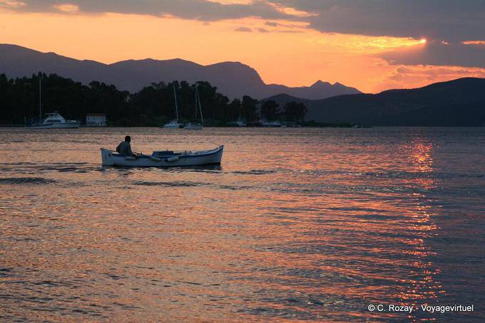 Fischerboot im Abendlicht, Poros - Griechenland