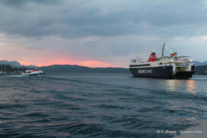 Ankunft der Delphin und der Fähre, Poros - Griechenland