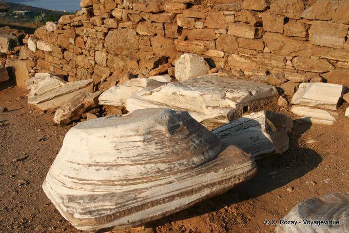 Dorischen Säule am Fuß der Tempel von Poseidon, Sounion bleibt - Griechenland