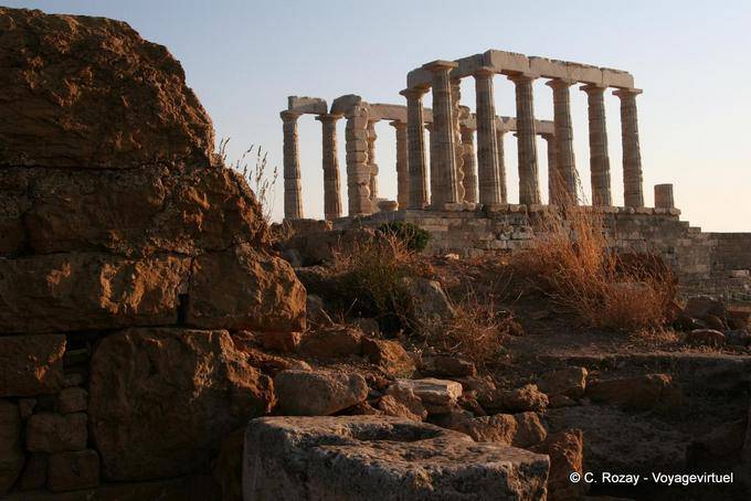 Ein weiterer Blick auf den Tempel des Poseidon im Licht des Sonnenuntergangs, Kap Sounion - Griechenland