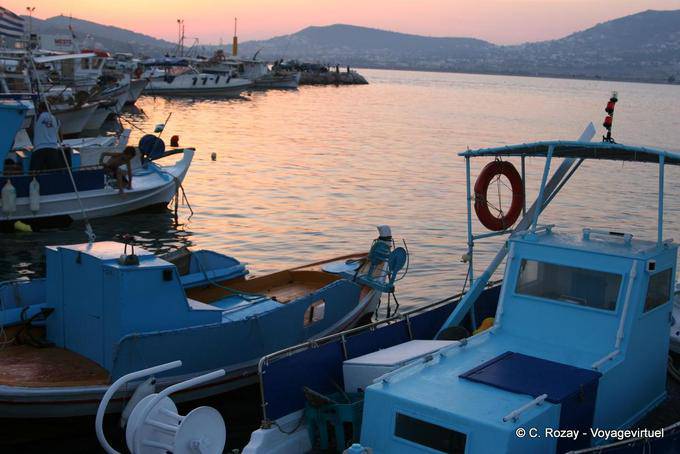 Kleiner Hafen bei Sonnenuntergang in der Nähe von Kap Sounion, - Griechenland