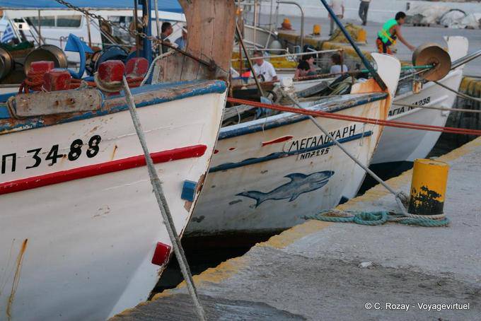 Boot Bögen im Hafen von Sounion - Griechenland