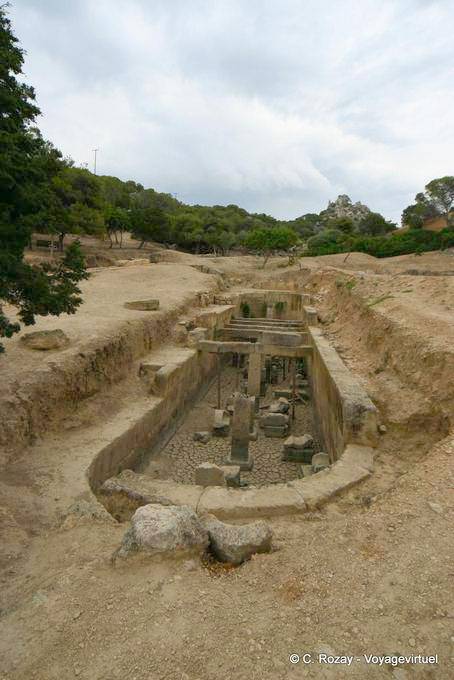 Tank 6 x 21 Meter östlich des Portikus, Archäologie Heraion, Vouliagmeni - Griechenland