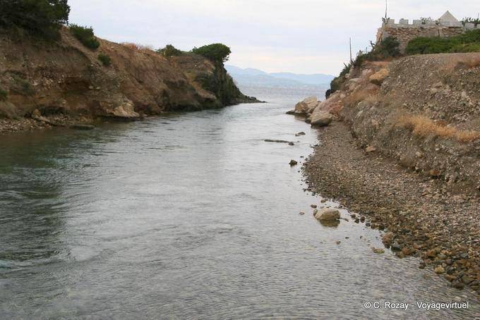 Vouliagmeni Kanal zwischen dem See und den Golf von Korinth - Griechenland