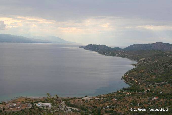 Blick von der Straße Megaron Perachora oben Oasis zu Loutraki - Griechenland