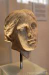 Weiblicher Kopf-Skulptur, das Archäologische Museum von Delphi, Griechenland.