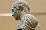Leiter der Statue der Wagenlenker von Delphi, Griechenland.