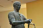 Wagenlenker die Zügel, das Archäologische Museum von Delphi, Griechenland.