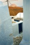Alley mit Felsen, Chora, Anafi, Griechenland.