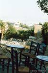 Terrasse mit Blick auf den Tempel von Heplaistos, Athen, Griechenland.