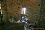 Rund Steintisch und überdachte Kloster Metamorfosis, Meteora, Griechenland.