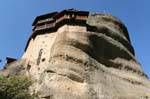 Kloster Agios Nikolaos Anapafsas von der Unterseite einer Landzunge, Meteora gesehen, Griechenland.
