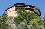 Balkone auf der leeren Anapafsas Nikolaos-Kloster, Meteora, Griechenland.