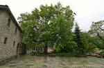 Platz in Richtung der Kirche Agia Paraskevi, Metsovo, Griechenland.