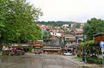 Zentralen Platz in der regen, Metsovo, Griechenland.