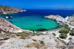 Milos, Firopotamos, Panoramablick auf die Bucht, den Strand und das Fischerdorf, Griechenland.