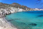 Das kristallklare Wasser westlich von Mandrakia Milos, Griechenland.