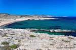 Rosa Sandstrand Blick auf Mytakas Milos, Griechenland.